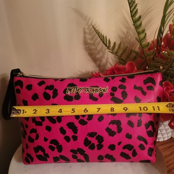 NWOT Betsey Johnson wristlet with cellular Android/Apple compatible power bank. - Picture 4 of 12